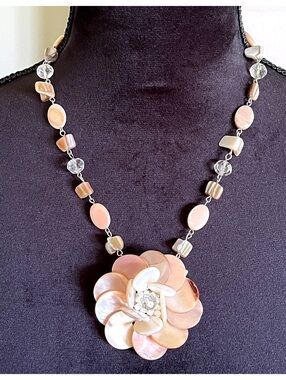 Vintage Shell Flower Pendant Necklace with Beaded Chain